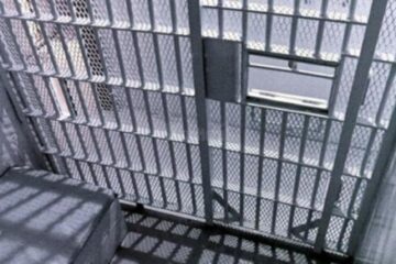 Șofer în arest după ce s-a urcat la volan direct din crâșmă, a avariat patru mașini și a fugit
