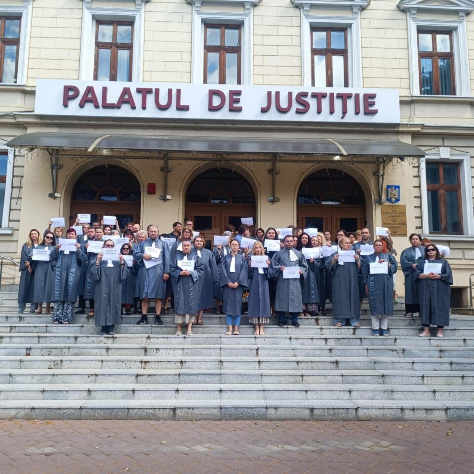 Grefierii din Palatul de Justiție Suceava au declanșat marți un protest spontan și au oprit activitatea
