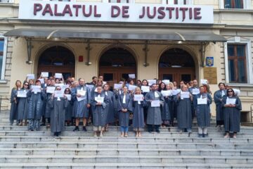 Grefierii din Palatul de Justiție Suceava au declanșat marți un protest spontan și au oprit activitatea