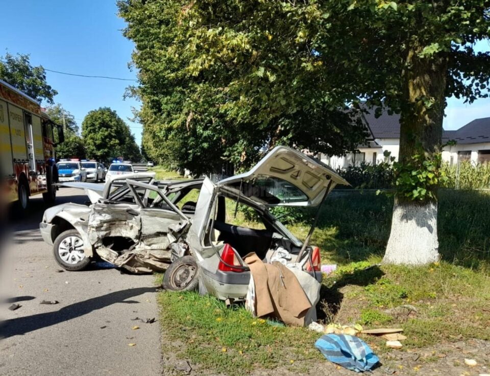 Autoturismul în care se aflau cei doi vârstnici