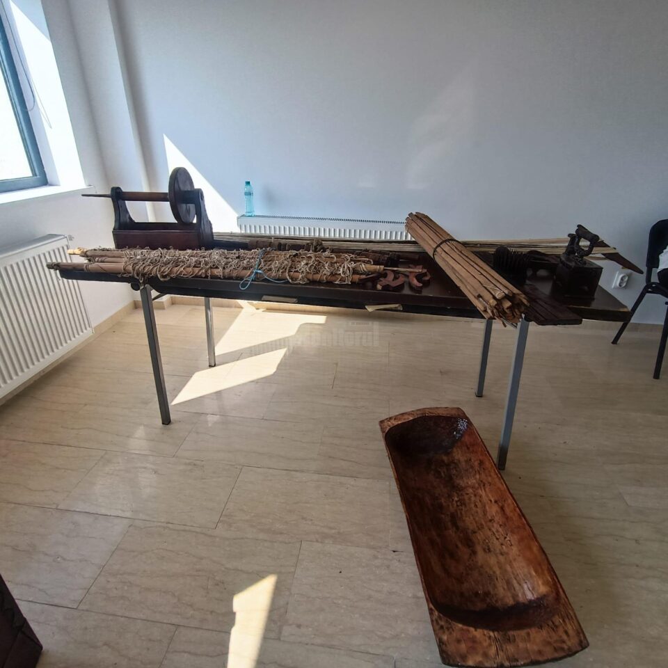 Un colț al tradițiilor populare ia naștere în Căminul Cultural din Moara