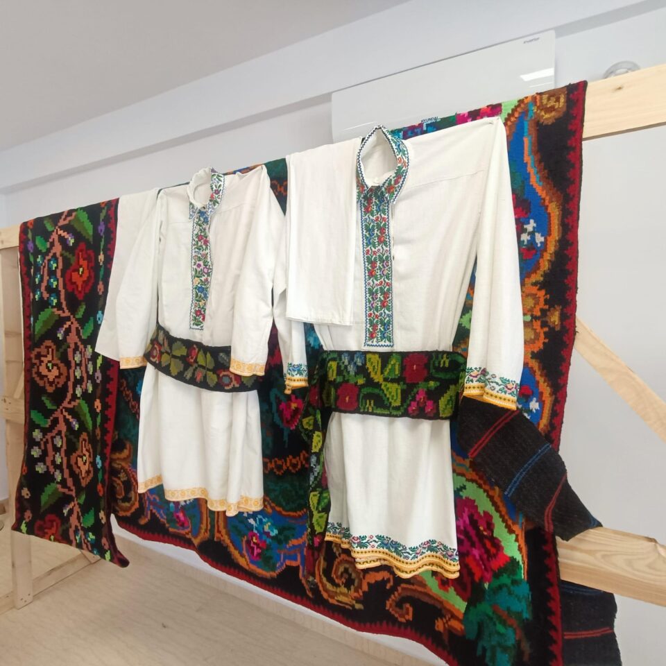 Un colț al tradițiilor populare ia naștere în Căminul Cultural din Moara