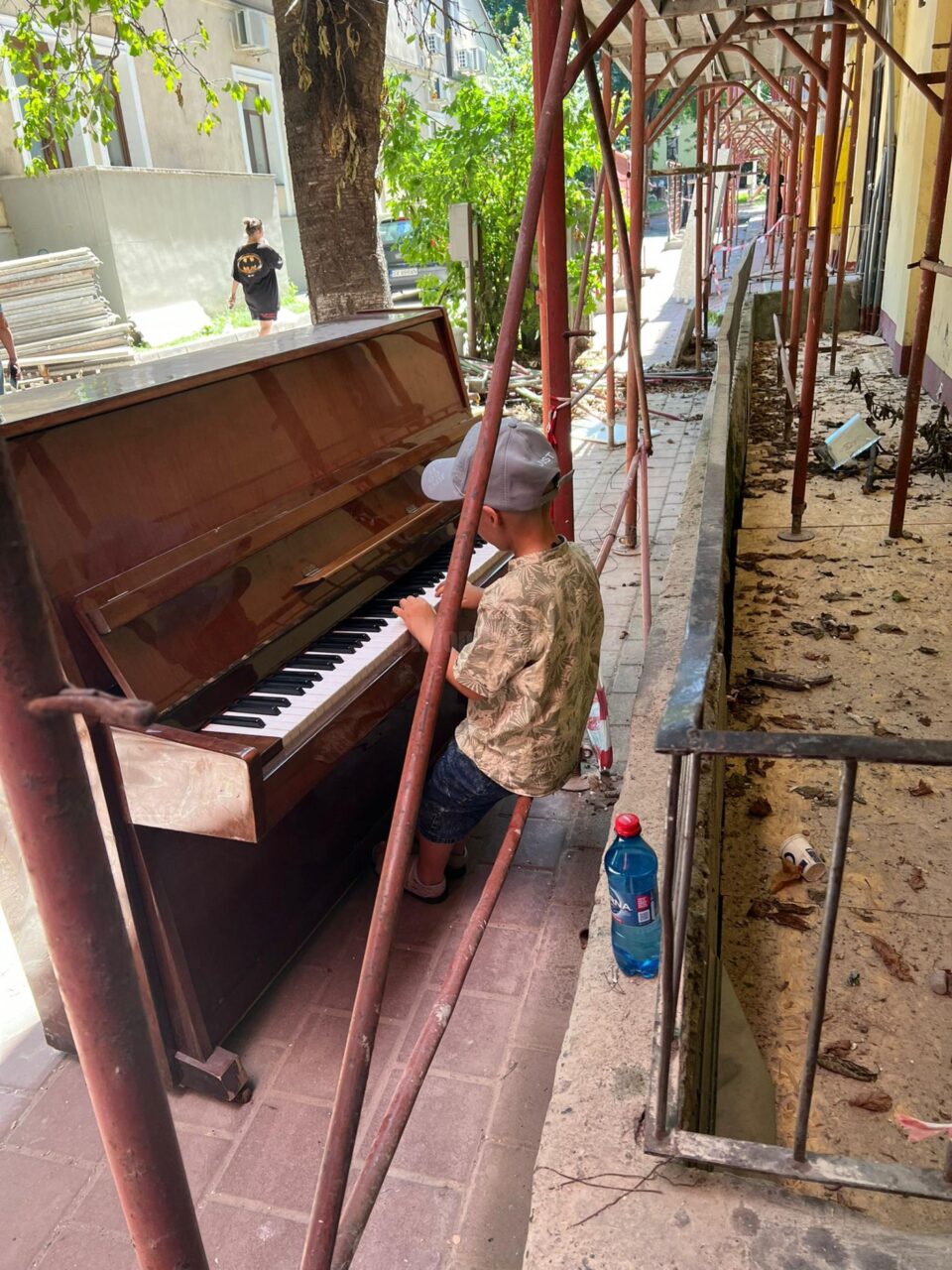 Minirecital susținut printre schele, de către un copil de 7 ani, la o pianină abandonată Minirecital susținut printre schele, de către un copil de 7 ani, la o pianină abandonată