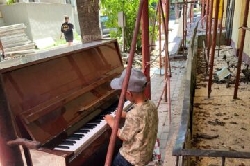 Minirecital susținut printre schele, de către un copil de 7 ani, la o pianină abandonată