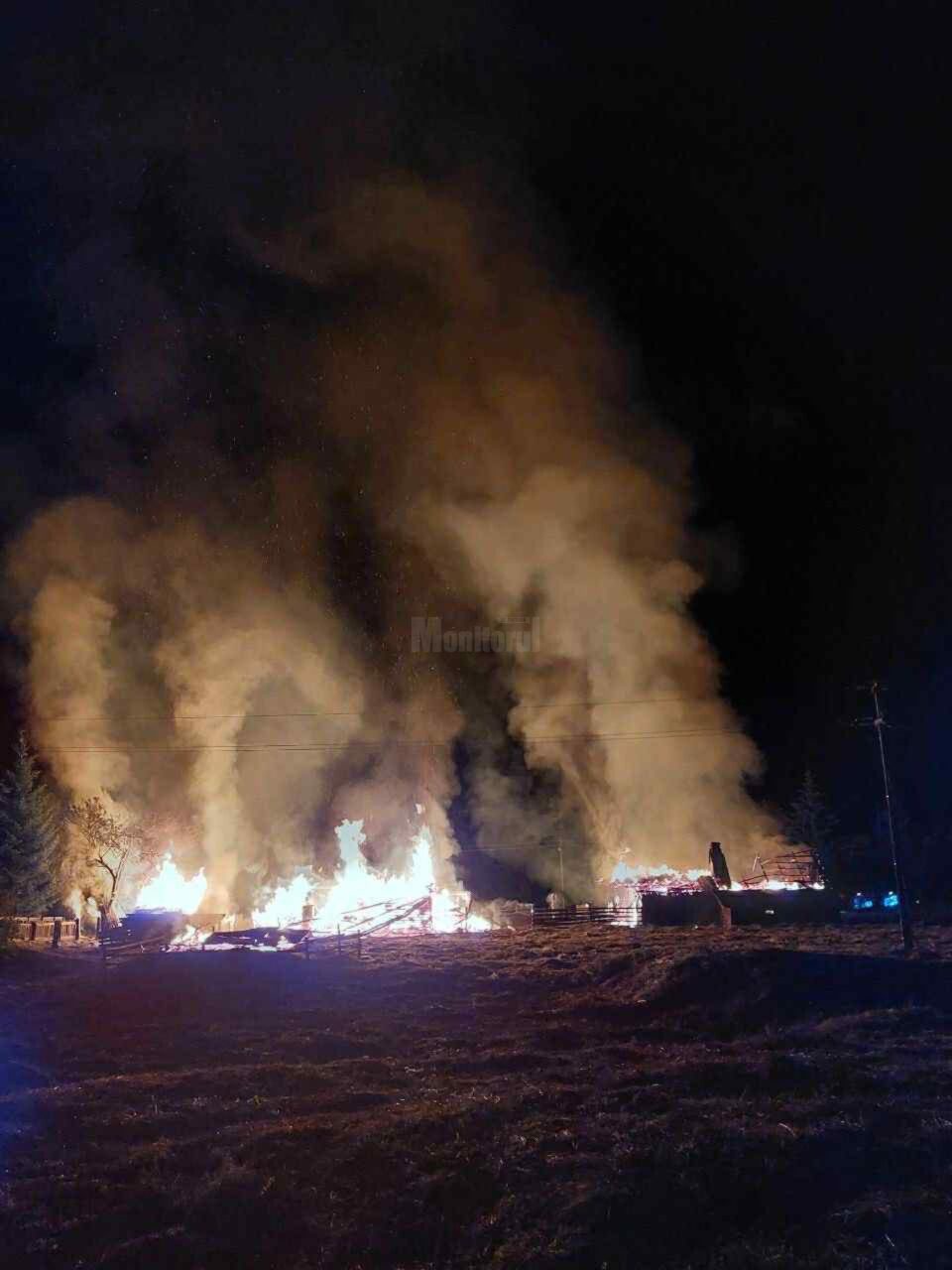 Pentru stingerea flăcărilor au fost mobilizate șase mașini de pompieri