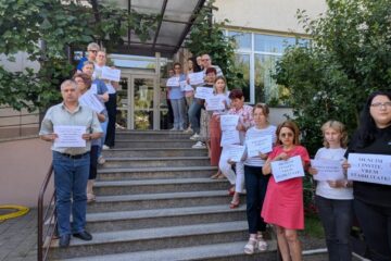 Angajații Casei Județene de Pensii au declanșat un protest spontan împotriva deciziei de tăiere a sporului de condiții vătămătoare