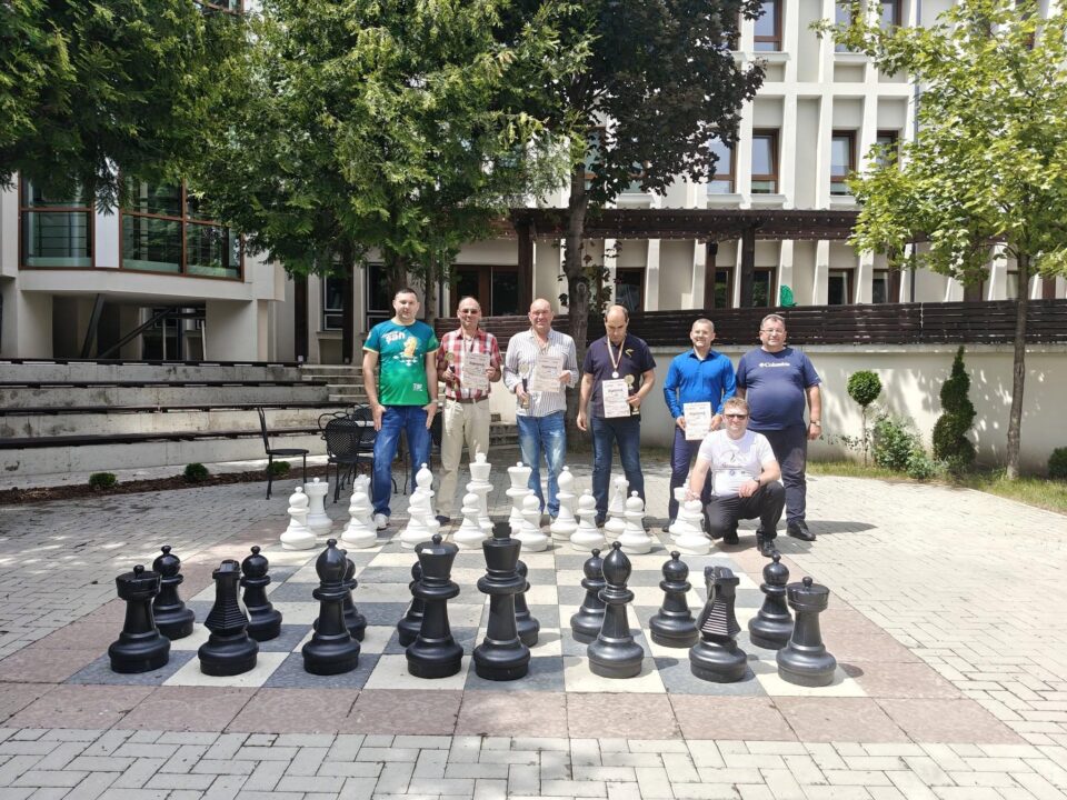 Cadre didactice pasionate de sportul minții, pe podium la „Spartachiada profesorilor”