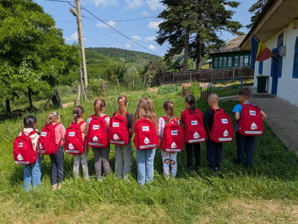 Peste 700 de ghiozdane complet echipate pentru școală, donate de Fundația Te Aud România copiilor vulnerabili din județul Vaslui Peste 700 de ghiozdane complet echipate pentru școală, donate de Fundația Te Aud România copiilor vulnerabili din județul Vaslui