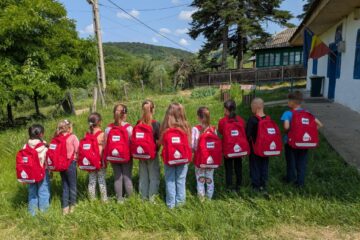 Peste 700 de ghiozdane complet echipate pentru școală, donate de Fundația Te Aud România copiilor vulnerabili din județul Vaslui