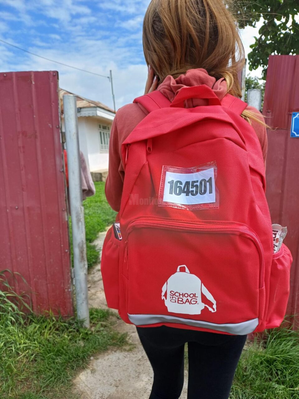 Peste 700 de ghiozdane complet echipate pentru școală, donate de Fundația Te Aud România copiilor vulnerabili din județul Vaslui