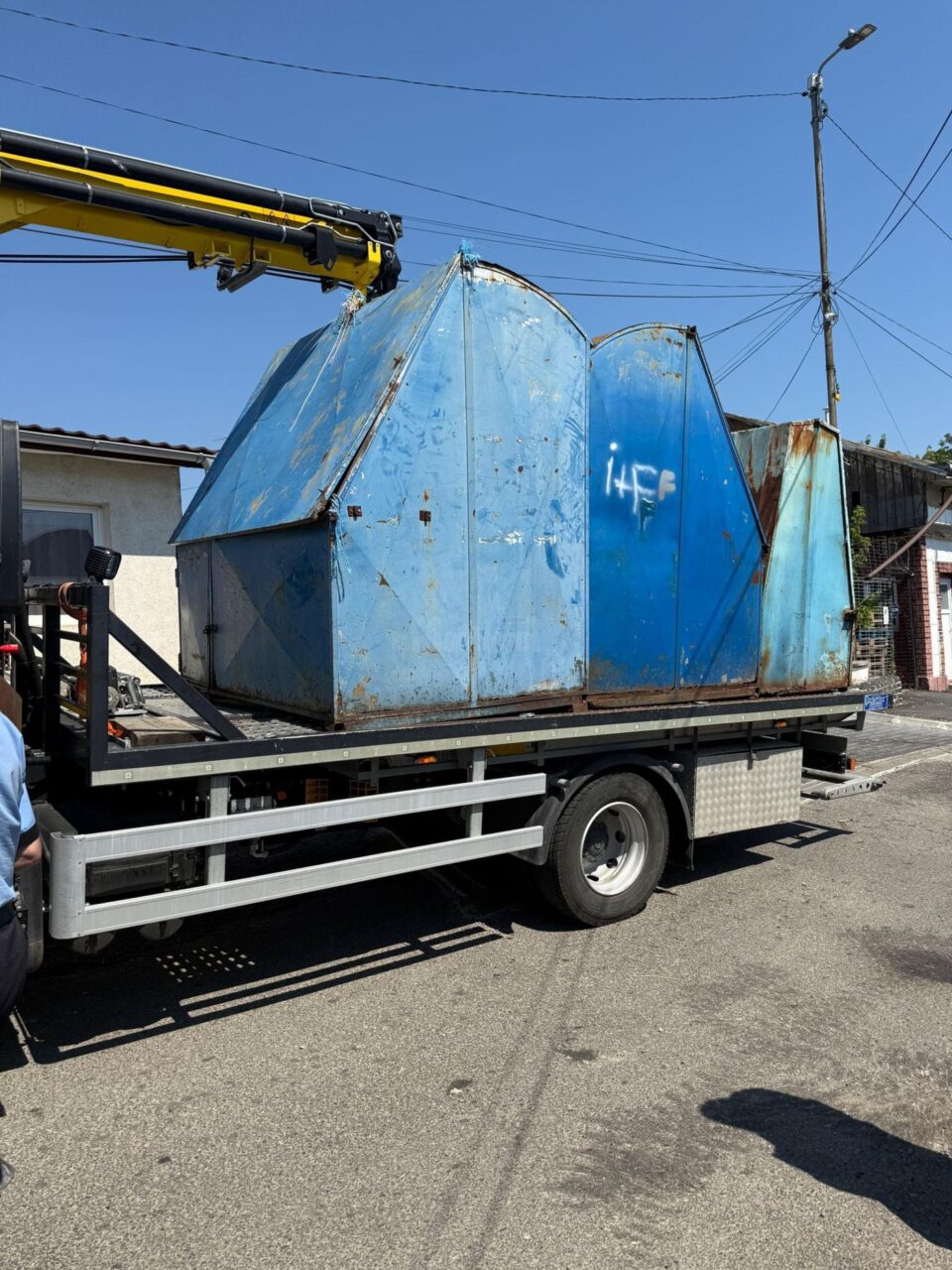 9 chioșcuri și 8 mese care figurau fără contract și ocupau domeniul public, scoase din Piața Centrală a Sucevei