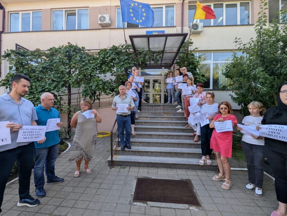 Câteva zeci de angajați ai Casei Județene de Pensii Suceava au declanșat vineri un protest spontan în fața instituției