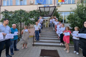 Câteva zeci de angajați ai Casei Județene de Pensii Suceava au declanșat vineri un protest spontan în fața instituției