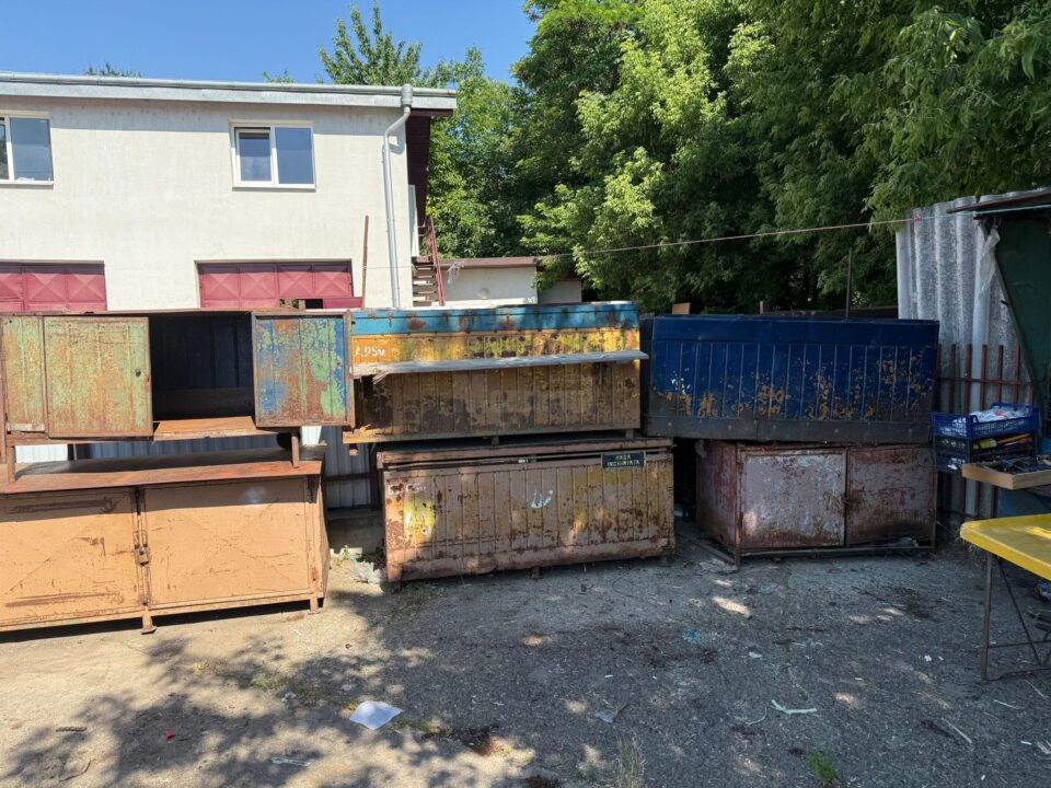 9 chioșcuri și 8 mese care figurau fără contract și ocupau domeniul public, scoase din Piața Centrală a Sucevei