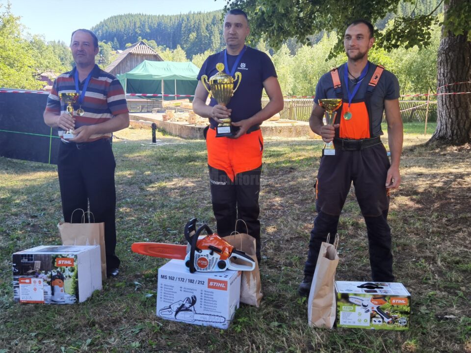 Câștigătorii concursului „Cel mai bun fasonator”, desfășurat la Ocolul Silvic Moldovița