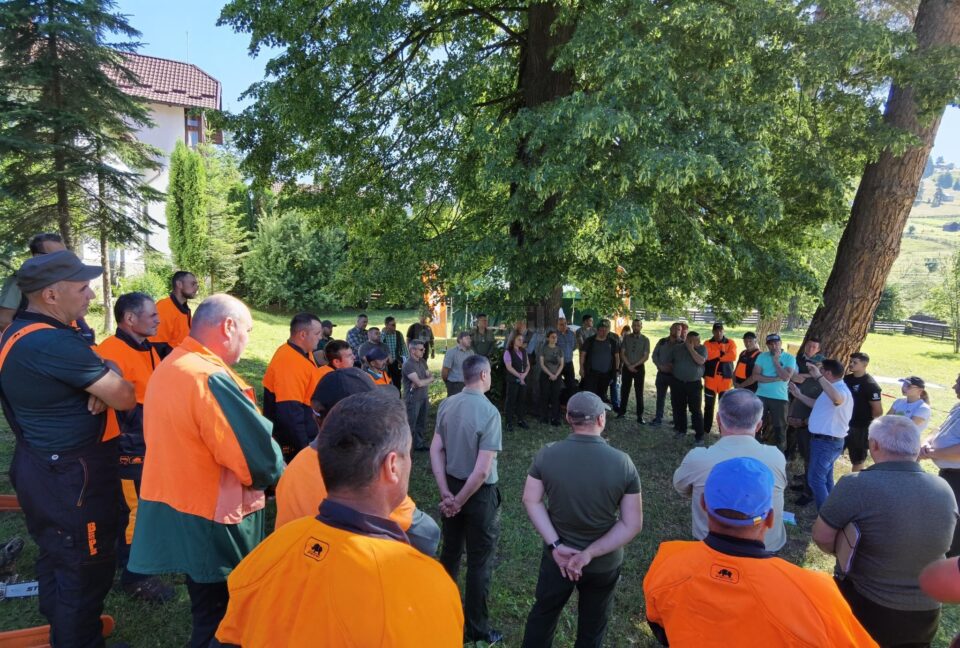 Startul concursului „Cel mai bun fasonator”, desfășurat la Ocolul Silvic Moldovița, cu tragerea la sorți a ordinii de participare