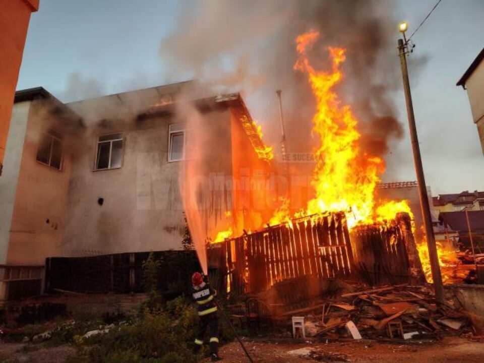 O brutărie și mai multe magazii de lemne, afectate de un puternic incendiu