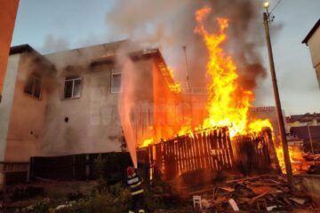O brutărie și mai multe magazii de lemne, afectate de un puternic incendiu