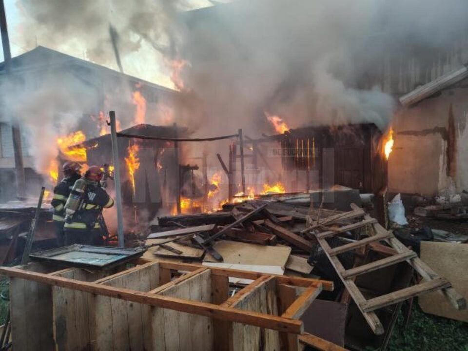 O brutărie și mai multe magazii de lemne, afectate de un puternic incendiu