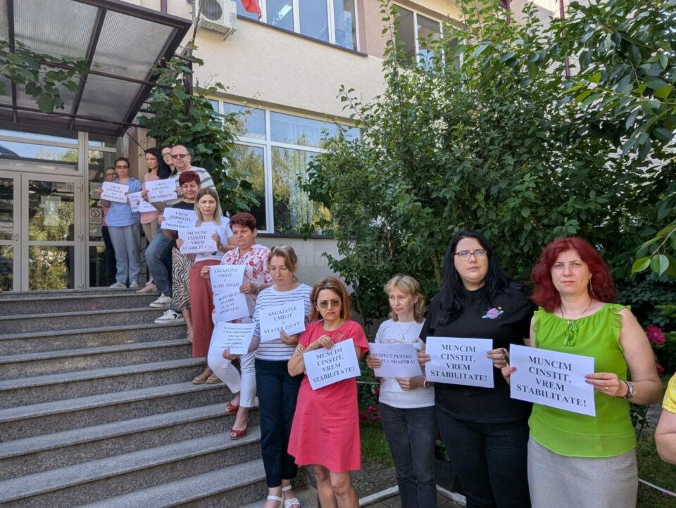 Câteva zeci de angajați ai Casei Județene de Pensii Suceava au declanșat vineri un protest spontan în fața instituției