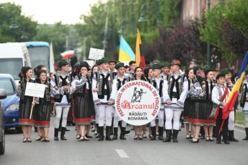 Formații din Insula Paștelui – Chile, România, Grecia, Polonia și alte țări au făcut spectacol în deschiderea Festivalului Arcanul din Rădăuți