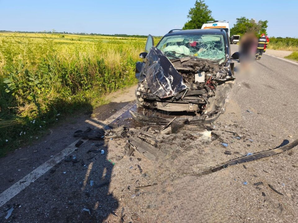 Un microbuz a intrat pe contrasens, într-un autoturism condus regulamentar