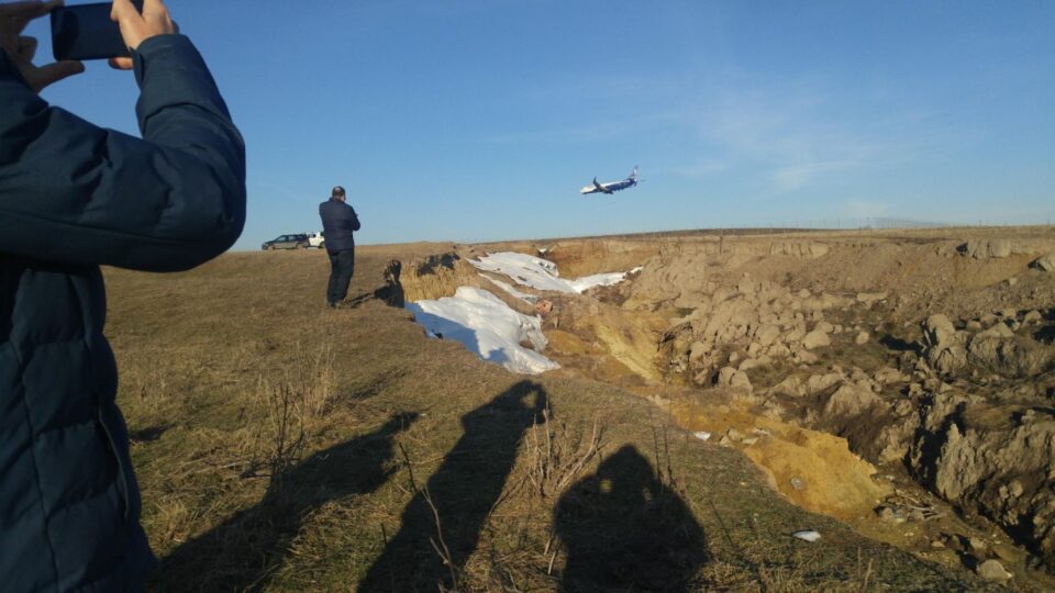 Cât de aproape era ravena de pista aeroportului