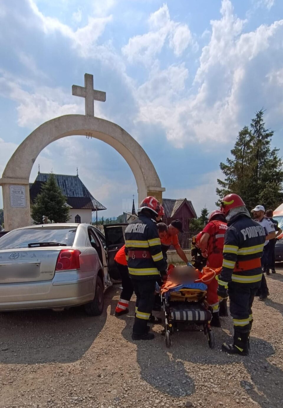 Trei răniți după ce o mașină a intrat într-un stâlp