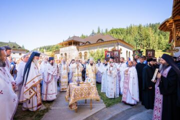 Mănăstirea Putna și-a îmbogățit patrimoniul cu un nou paraclis, sfințit de trei ierarhi