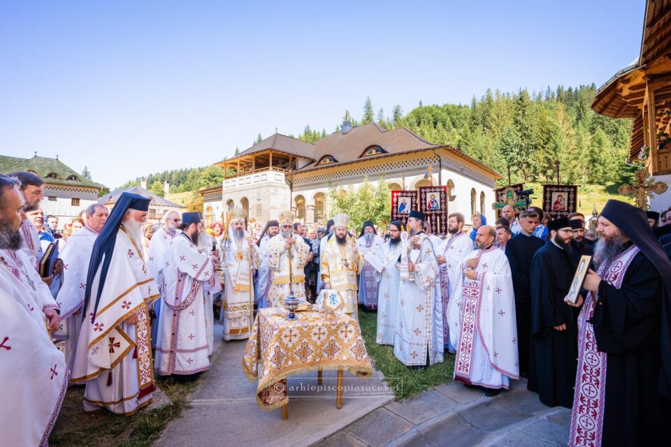 Mănăstirea Putna și-a îmbogățit patrimoniul cu un nou paraclis, sfințit de trei ierarhi Mănăstirea Putna și-a îmbogățit patrimoniul cu un nou paraclis, sfințit de trei ierarhi