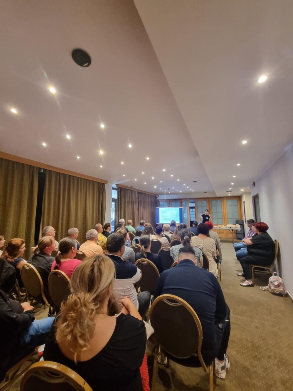 Din lipsa fondurilor alocate de stat, angajații de la Ambulanță fac cursuri și ateliere practice de pregătire profesională pe banii lor