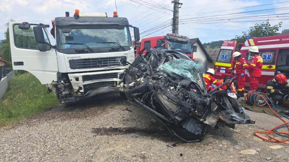 O femeie a murit după ce a mașina pe care o conducea a intrat pe contrasens și a lovit o autobasculantă