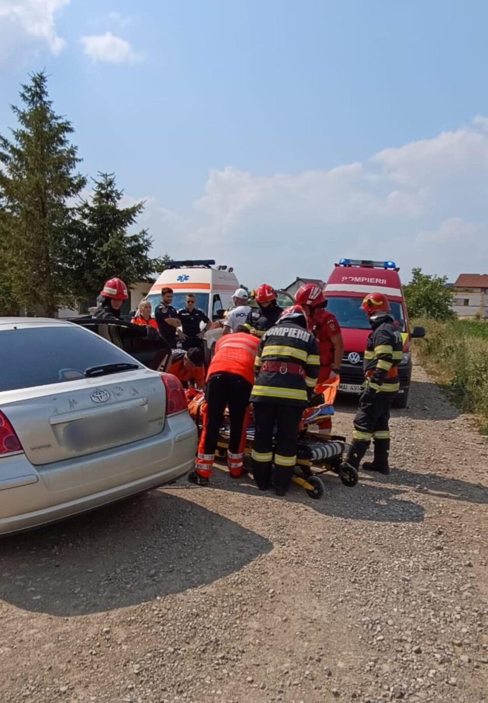 Trei răniți după ce o mașină a intrat într-un stâlp
