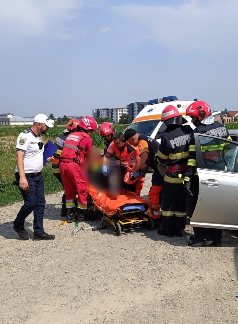 Trei răniți după ce o mașină a intrat într-un stâlp