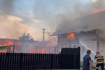 Un incendiu foarte puternic a distrus complet o întreagă gospodărie și a produs pagube și la doi vecini