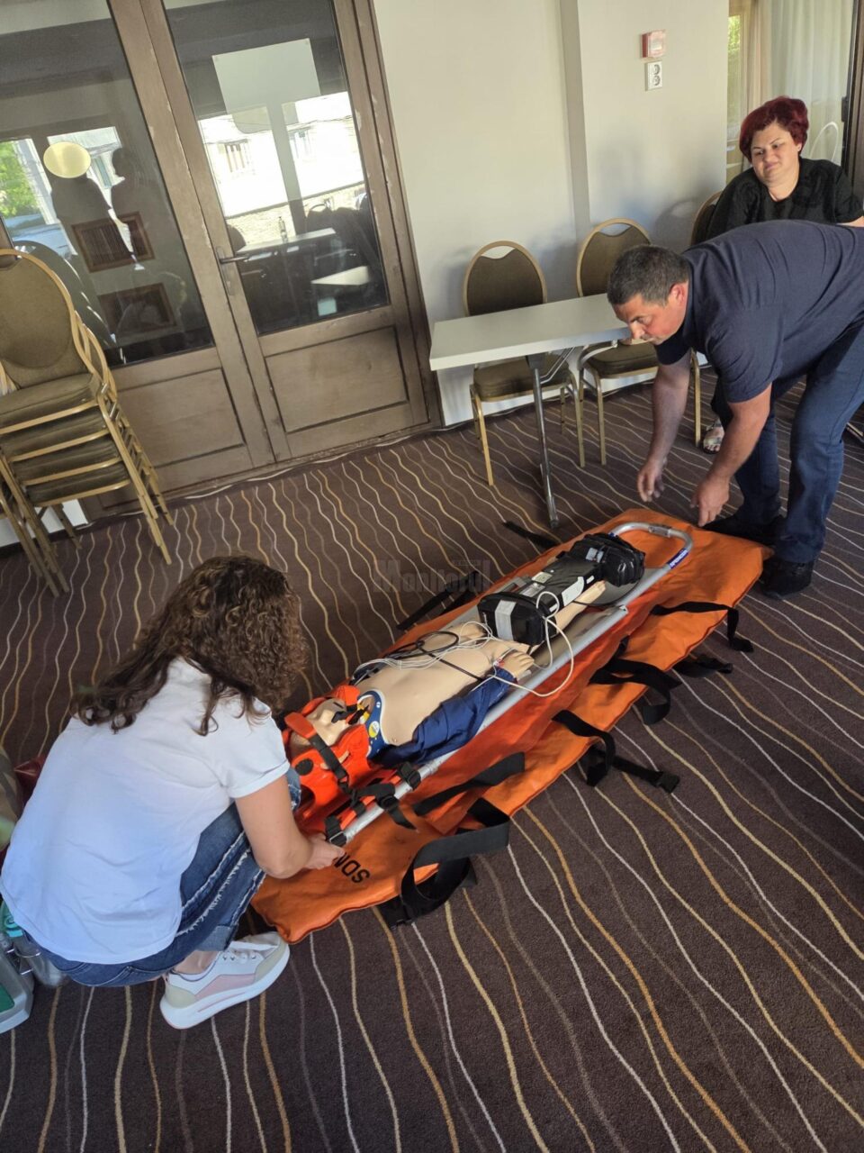 Din lipsa fondurilor alocate de stat, angajații de la Ambulanță fac cursuri și ateliere practice de pregătire profesională pe banii lor
