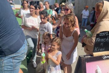 80 de copii nevoiași din județ vor merge la mare. S-au adunat 15.000 de euro, cu ajutorul preotului Alexandru Lungu și a polițistului Daniel Ceclan (Dani Cek)
