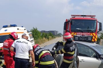 Trei răniți după ce o mașină a intrat într-un stâlp