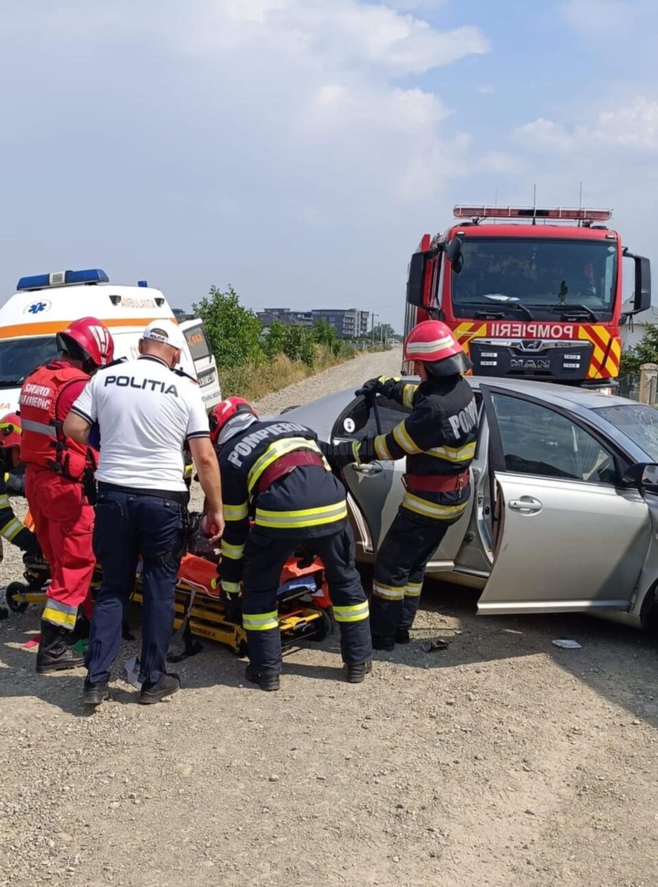 Trei răniți după ce o mașină a intrat într-un stâlp