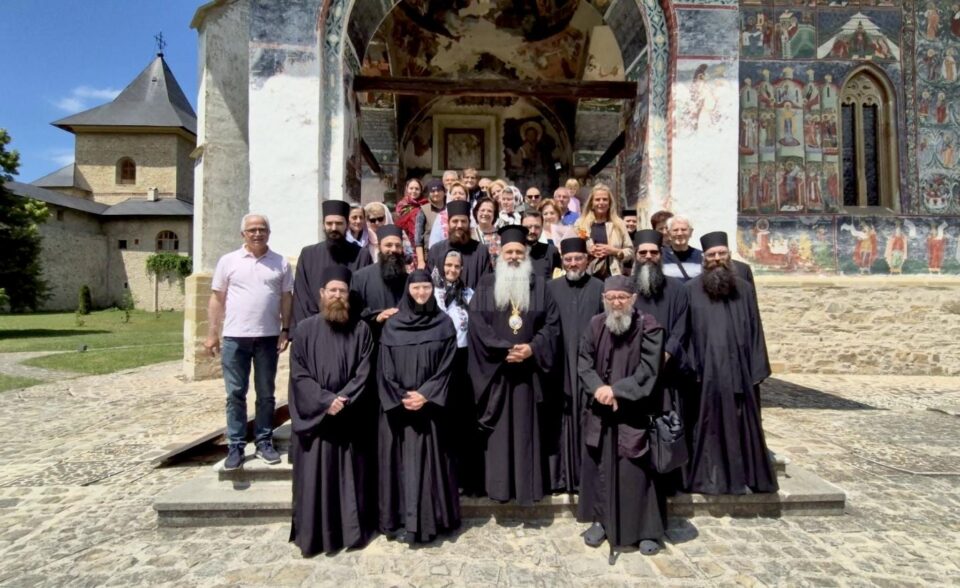 Înaltpreasfințitul Părinte Theoklitos, Mitropolitul Meteorelor, în pelerinaj în Bucovina alături de un grup de credincioși greci