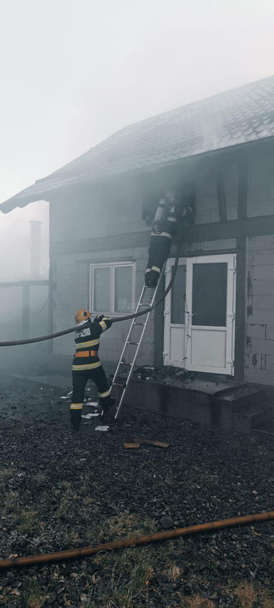 Un incendiu foarte puternic a distrus complet o întreagă gospodărie și a produs pagube și la doi vecini