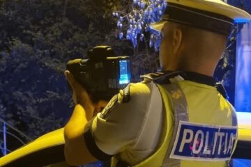 Un șofer de BMW prins de radar cu 113 km/h în localitate nu avea nici permis de conducere
