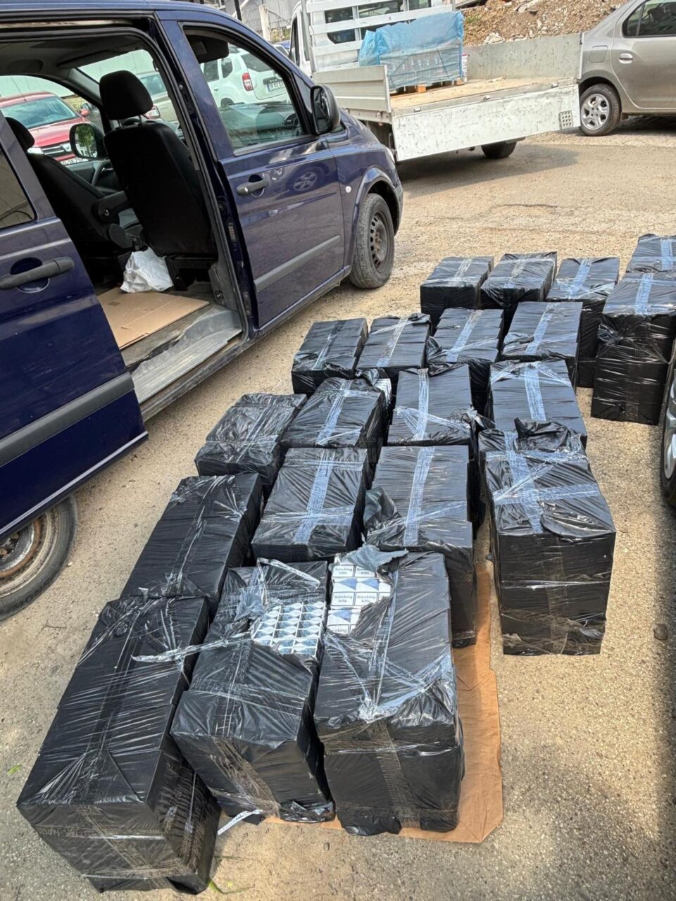 Țigări de contrabandă de 50.000 de euro, confiscate din două mașini, după o acțiune de interceptare la intrarea în Suceava