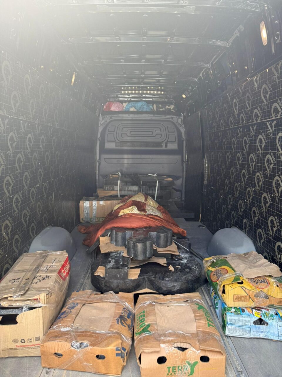 Monumente funerare în valoare de peste 20.000 de euro, confiscate din două autoutilitare oprite în trafic