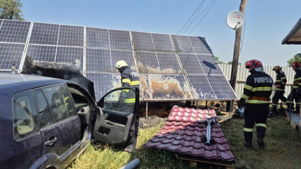 Incendiu provocat de explozia sistemului fotovoltaic al unei case, oprit la timp de pompieri Incendiu provocat de explozia sistemului fotovoltaic al unei case, oprit la timp de pompieri