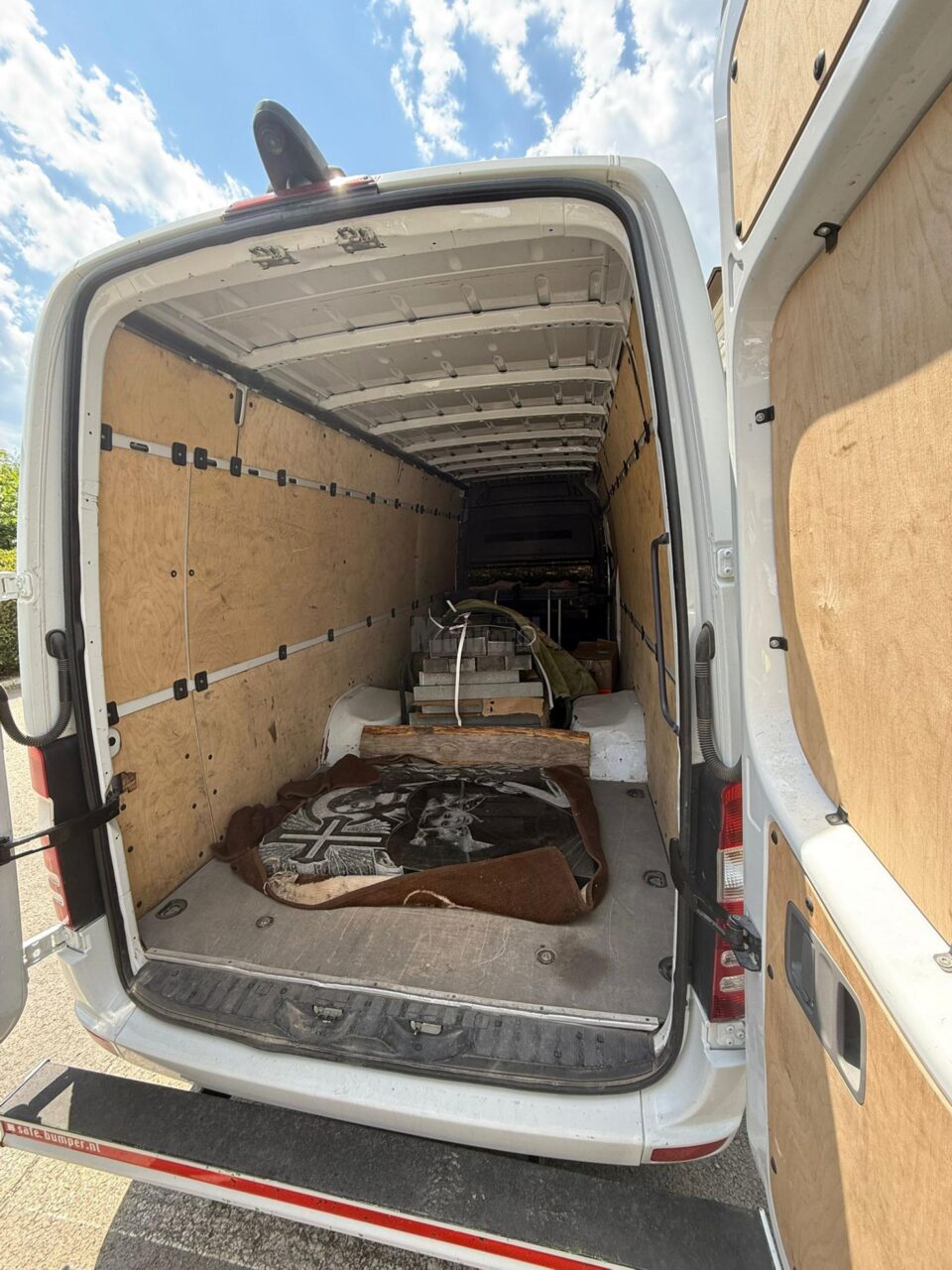 Monumente funerare în valoare de peste 20.000 de euro, confiscate din două autoutilitare oprite în trafic