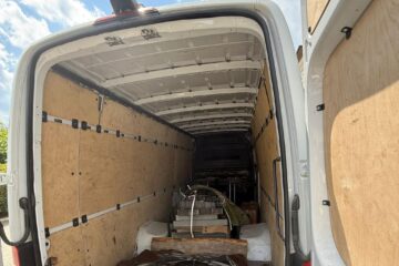Monumente funerare în valoare de peste 20.000 de euro, confiscate din două autoutilitare oprite în trafic