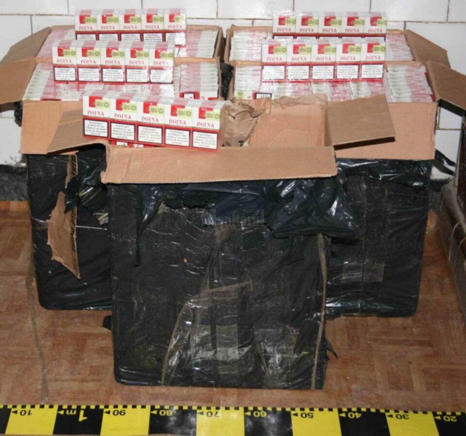 Suceveni săltați pentru că alimentau cu țigări de contrabandă piața din două sectoare din Capitală Suceveni săltați pentru că alimentau cu țigări de contrabandă piața din două sectoare din Capitală