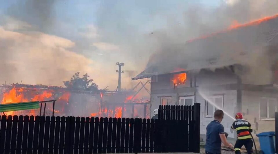 Un incendiu foarte puternic a distrus complet o întreagă gospodărie și a produs pagube și la doi vecini