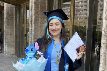 Simina Teodora Buculei, din Fălticeni, șefă de promoție la Facultatea de Comunicare și Relații Publice din cadrul SNSPA București